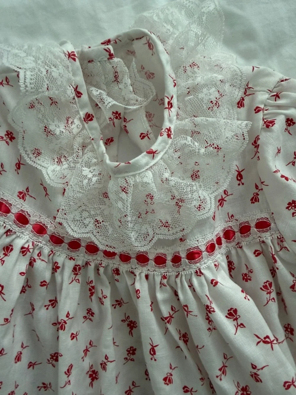 Vintage-Inspired White Dress with Red Floral Print and Lace Collar